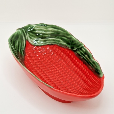 Prato cerâmico em forma de milho vermelho e verde com textura brilhante