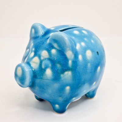 Cofre cerâmico em forma de porquinho azul com manchas brancas