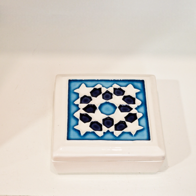 Caixa quadrada branca com tampa decorada em cerâmica azul e branca