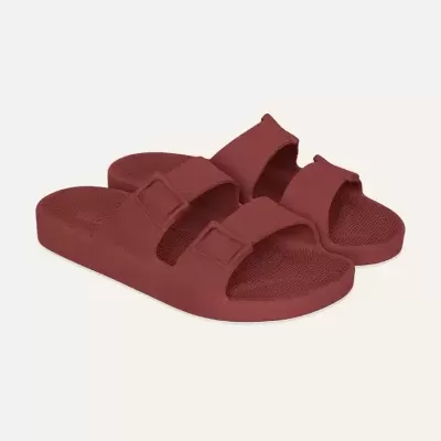 Sandálias tipo chinelo vermelhas com duas tiras ajustáveis