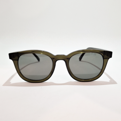 Óculos de sol com armação verde esmeralda e lentes escuras