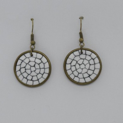 Brincos metálicos redondos com padrão de teia de aranha