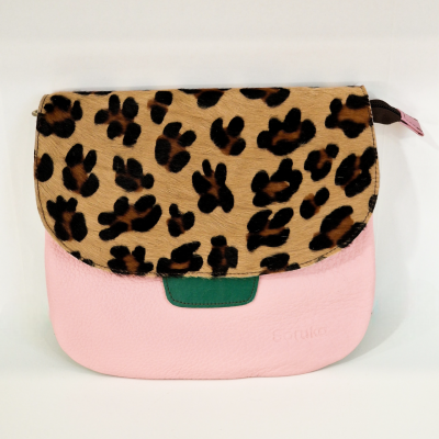 Mala pequena com aba animal print e corpo rosa