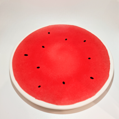 prato redondo decorativo com padrão de melancia