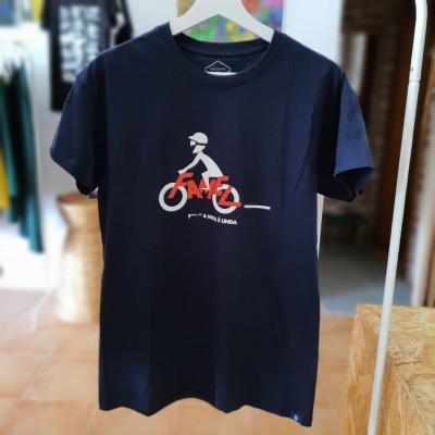 T-shirt azul escura com estampa de ciclista e texto pendurada em cabide