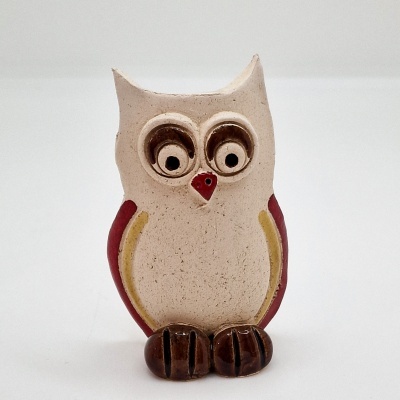 Estatueta de coruja de cerâmica bege com olhos castanhos e asas vermelhas