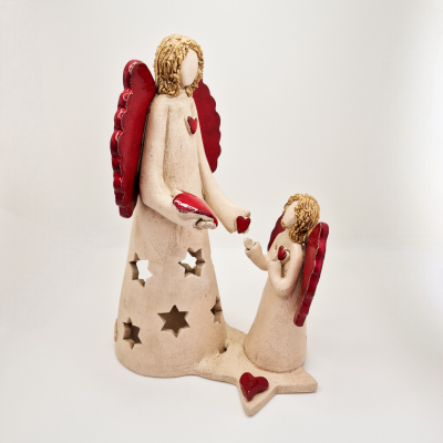 Estátuas decorativas de anjos em cerâmica bege com asas e corações vermelhos.