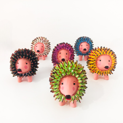 Seis porquinhos-da-índia decorativos coloridos em cerâmica