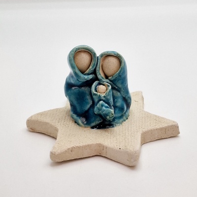 Estatueta cerâmica de família azul sobre base bege em forma de estrela