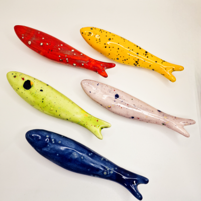 peixes decorativos coloridos em cerâmica com manchas e olhos pretos
