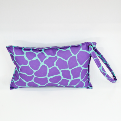 Necessaire retangular azul e roxa com padrão tipo pele de girafa