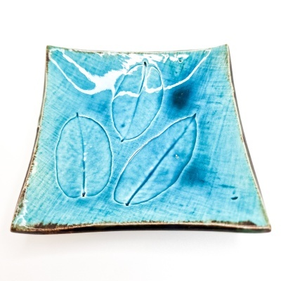 Prato quadrado de cerâmica azul com folhas em relevo
