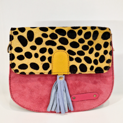 Mala camurça rosa com aba animal print e tassel azul claro