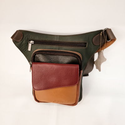 Bolsa de cintura verde-escuro com couro castanho e bolso frontal em bicolor castanho e vermelho