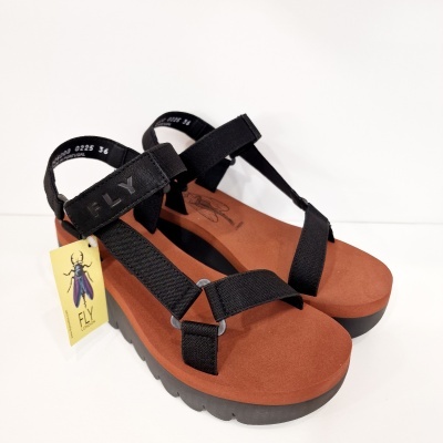Sandálias de plataforma castanhas com tiras pretas ajustáveis e etiqueta da marca FLY