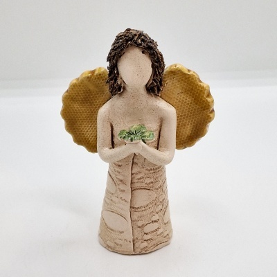 Estatueta de anjo em cerâmica com asas amarelas e flor verde
