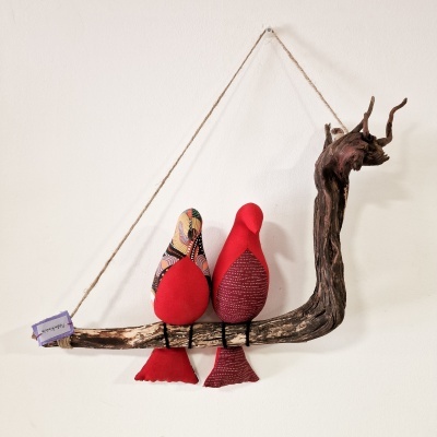 Adorno de madeira com pássaros de tecido vermelho pendurado na parede