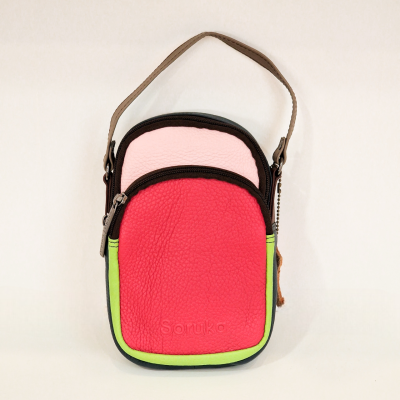 Mala pequena colorida em material sintético com alça castanha