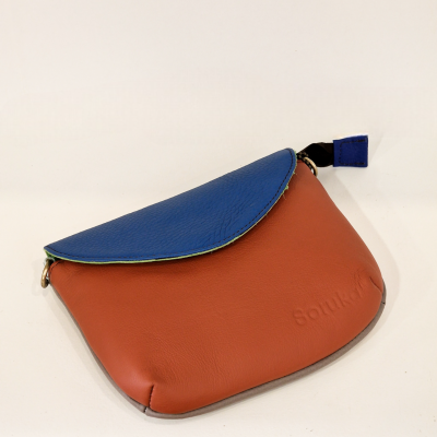 Carteira de pele azul e castanha com palavra Solukon em relevo