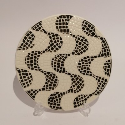 Prato decorativo redondo com padrão ondulado a preto e branco