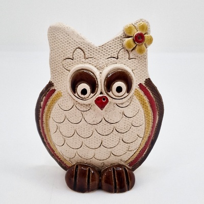 Figura decorativa de coruja de cerâmica com flor amarela