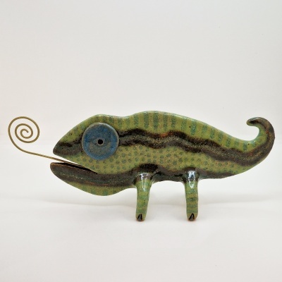 Escultura cerâmica camaleão verde com língua em espiral dourada