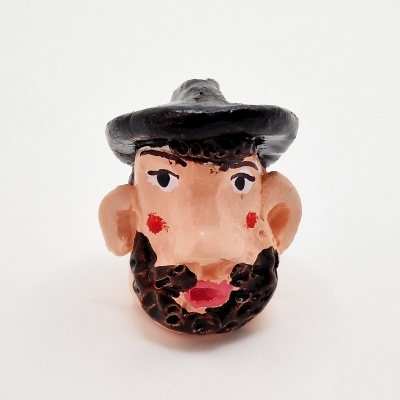 Cabeça em cerâmica pintada à mão com barba e chapéu