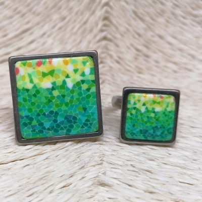 dois botões de punho quadrados com padrão mosaico verde e amarelo