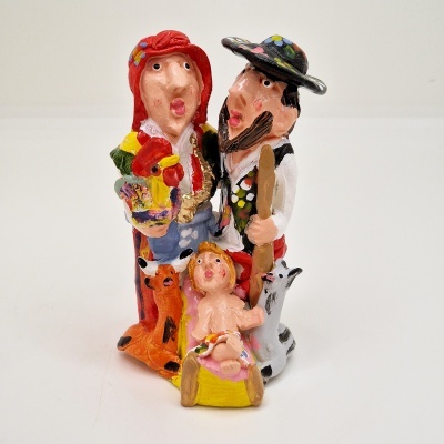 Pequena escultura colorida de figura familiar rural em barro