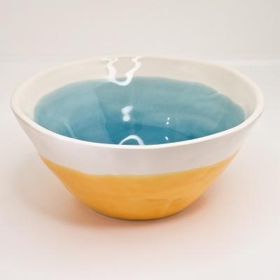 Taça de cerâmica amarelo, branco e azul