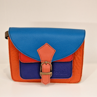 Bolsa de mão em pele colorida azul, laranja e roxo com fecho metálico