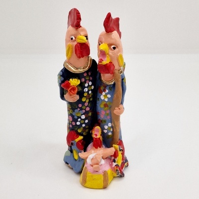Escultura cerâmica colorida de três galos com roupas florais