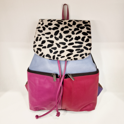 Mochila colorida com padrão animal na aba