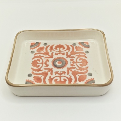 Recipiente cerâmico retangular com padrão decorativo vermelho e cinzento