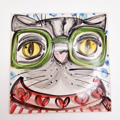 Azulejo com gato ilustrado usando óculos verdes e cachecol vermelho com corações