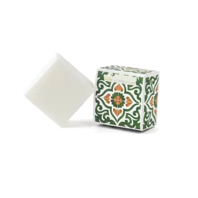 Sabonete branco com embalagem decorada em partículas verdes e laranjas com texto ESSÊNCIAS de PORTUGAL