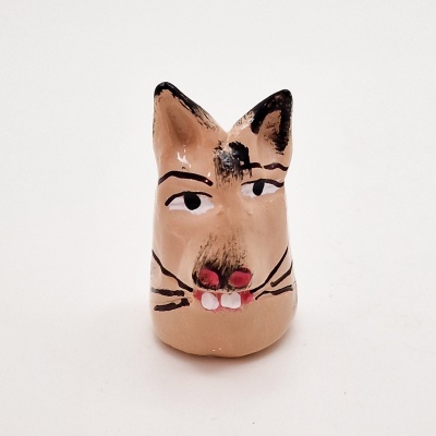 Pequena escultura de gato em cerâmica pintada