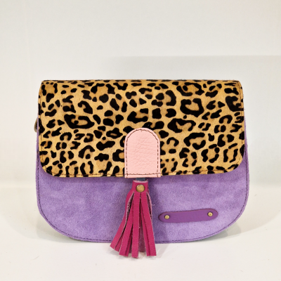 Mala em pele roxa com aba leopardo e franjas rosas