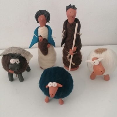 Figuras artesanais de personagens bíblicos com lã e tecido