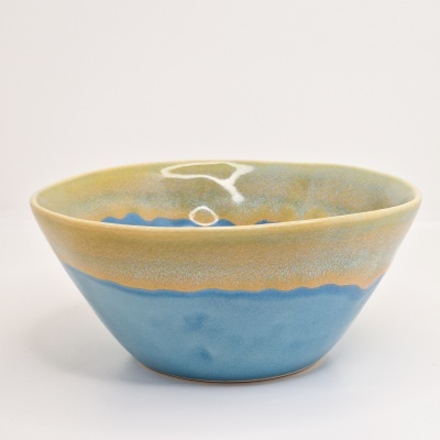Taça de cerâmica azul e bege com acabamento brilhante