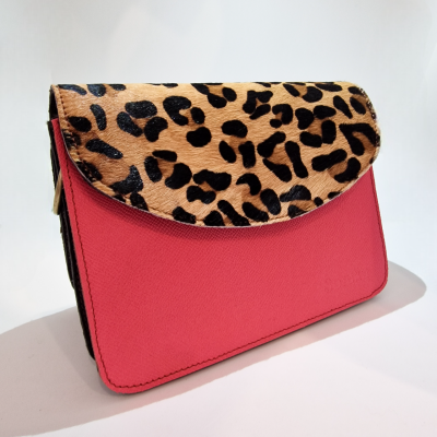 Mala vermelha com aba em padrão animal print castanho e preto