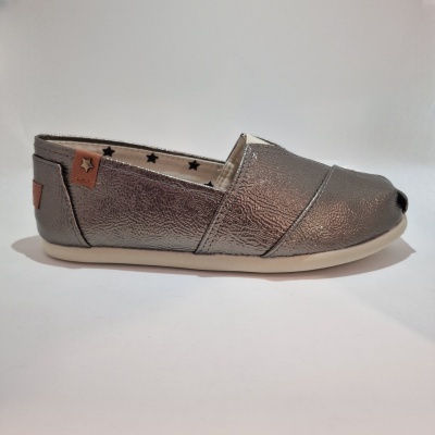 Alpargata cinza metálico com sola branca e detalhe com estrela