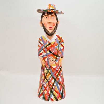 Figura decorativa colorida de cerâmica com padrão de riscas e chapéu largo