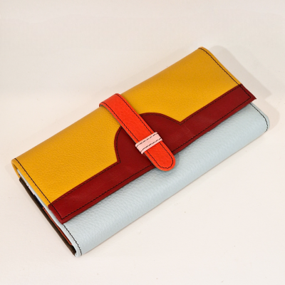 Carteira colorida de pele em amarelo, vermelho, azul claro e laranja