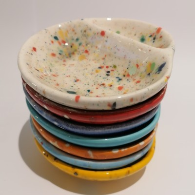 Pequenos pratos de cerâmica coloridos empilhados