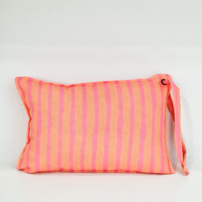 Mala retangular de tecido laranja com riscas verticais rosa e alça lateral