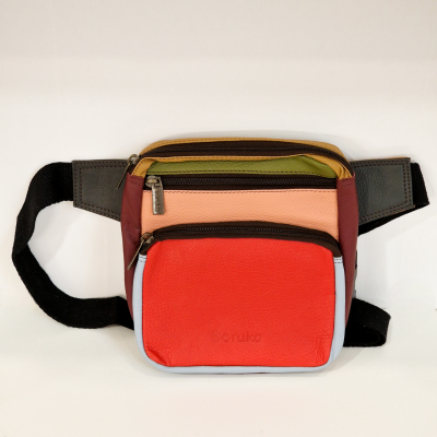 Bolsa de cintura colorida em couro com vários bolsos e fechos
