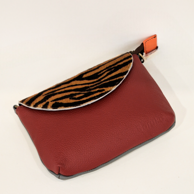 Bolsa pequena em pele vermelha com aba padrão animal