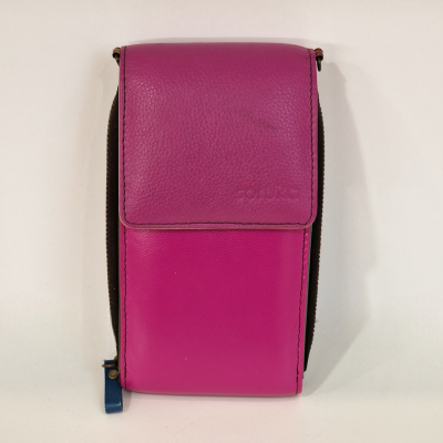 Bolsa pequena em pele rosa com fecho de aba e fecho de correr lateral azul
