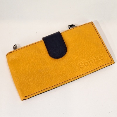 Carteira de couro amarelo com fecho preto com texto SoruKo